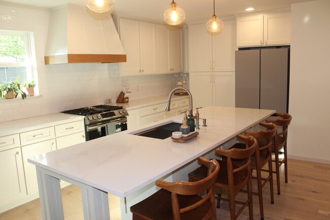 2533 Mark Dr