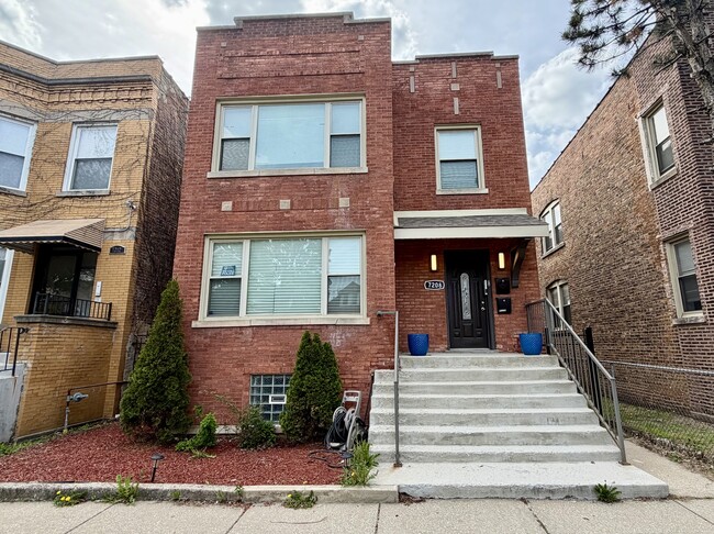 Building Photo - 7208 S Cornell Ave Unit 2