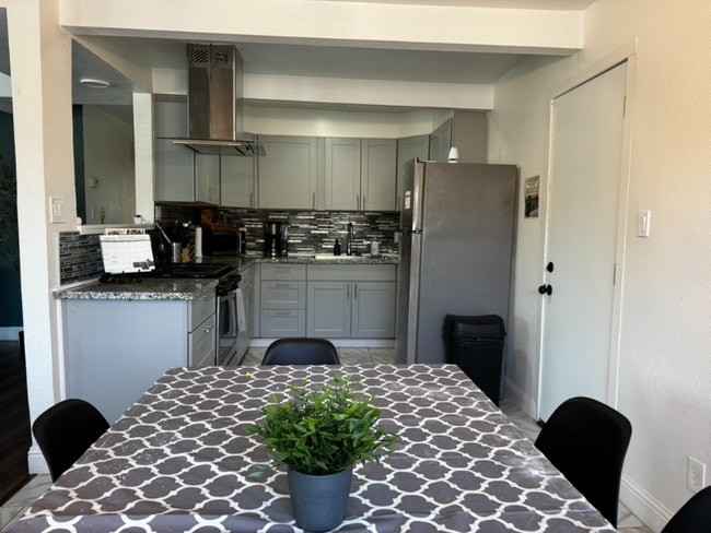 Photo - 2120 Kinsington St