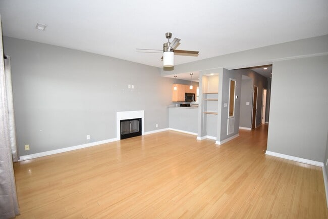 Building Photo - Large 2 Bedroom Condo For Rent Near Historic Downtown Clarksville!