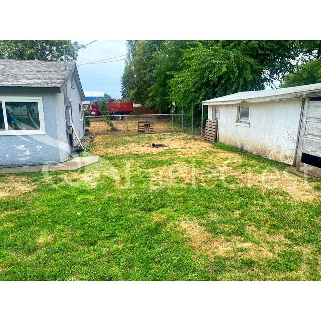 Photo - Comfortable 2-Bedroom Home with Fenced Yard & Washer/Dryer Hookups