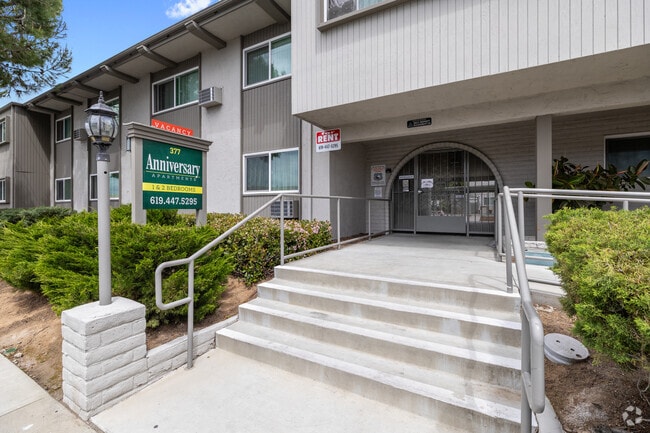 Entrada - Anniversary Apartments