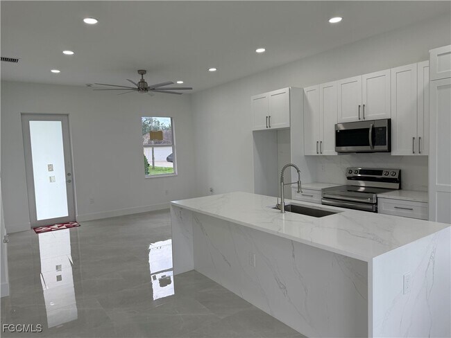 Photo - 1037 Macy St E