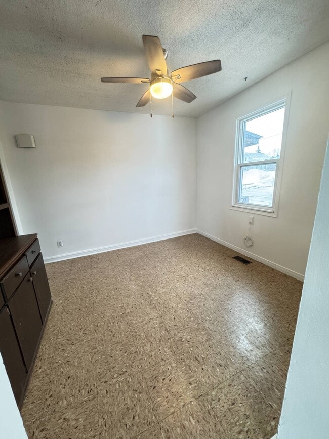 Photo - 273 Moffat St