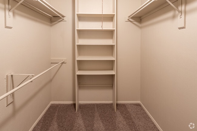 2BR, 2BA 1010SF