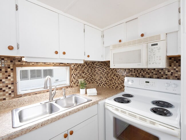 Photo - "Charming 2-Bed Furnished Annual Retreat in Venice, FL – Your Cozy Home Awaits!"