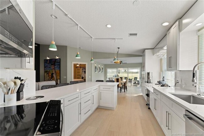 Photo - 1599 SW Springfield Ct