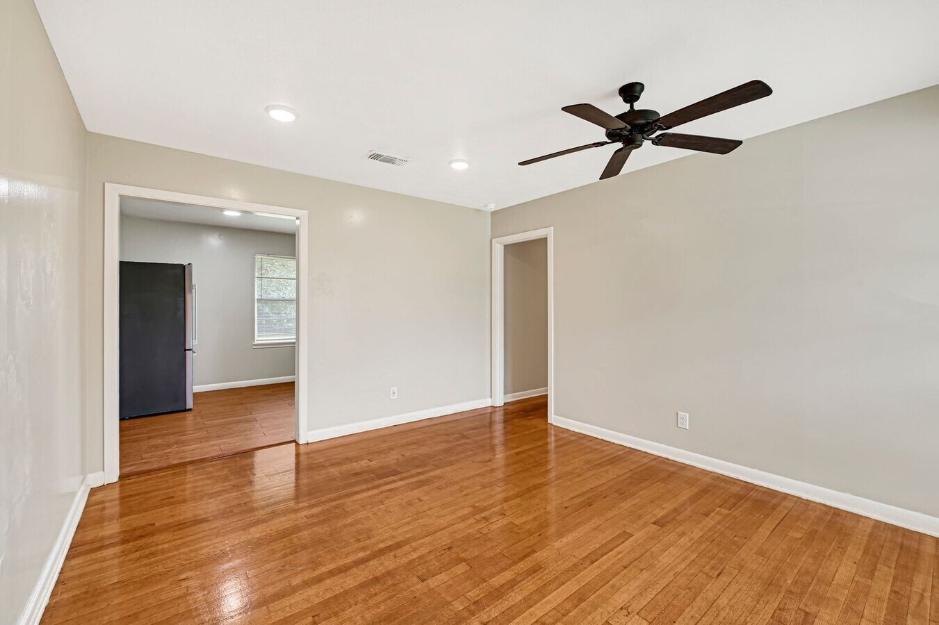 Photo - 4319 Howcher St