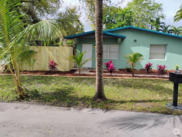 Building Photo - 3203 SW 14th Ave Rental