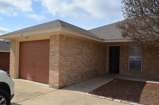 Building Photo - 2208 Wildewood Dr Unit A-STILL OCCUPIED BY RESIDENT