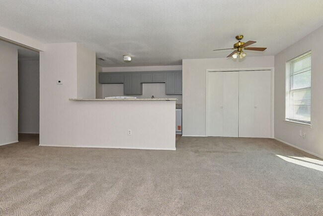 Photo - 1703 La Fontaine Ln
