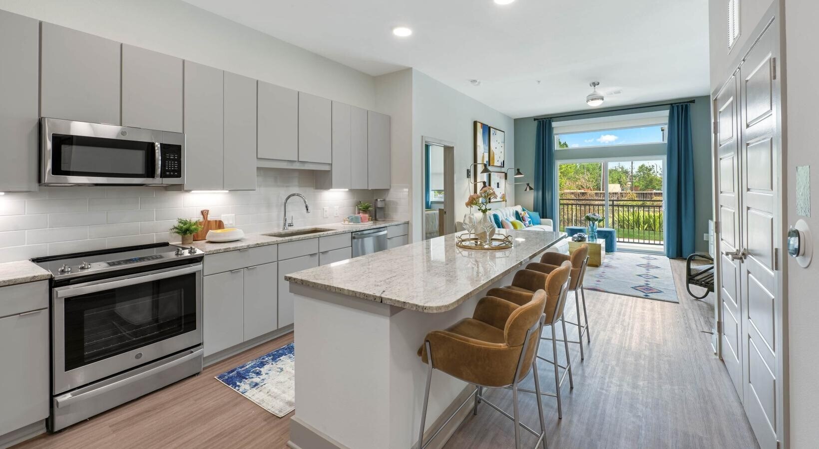 Photo - 9330 Main St