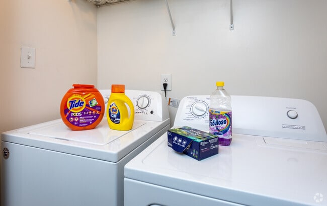 2BR, 2BA - 800SF- Laundry