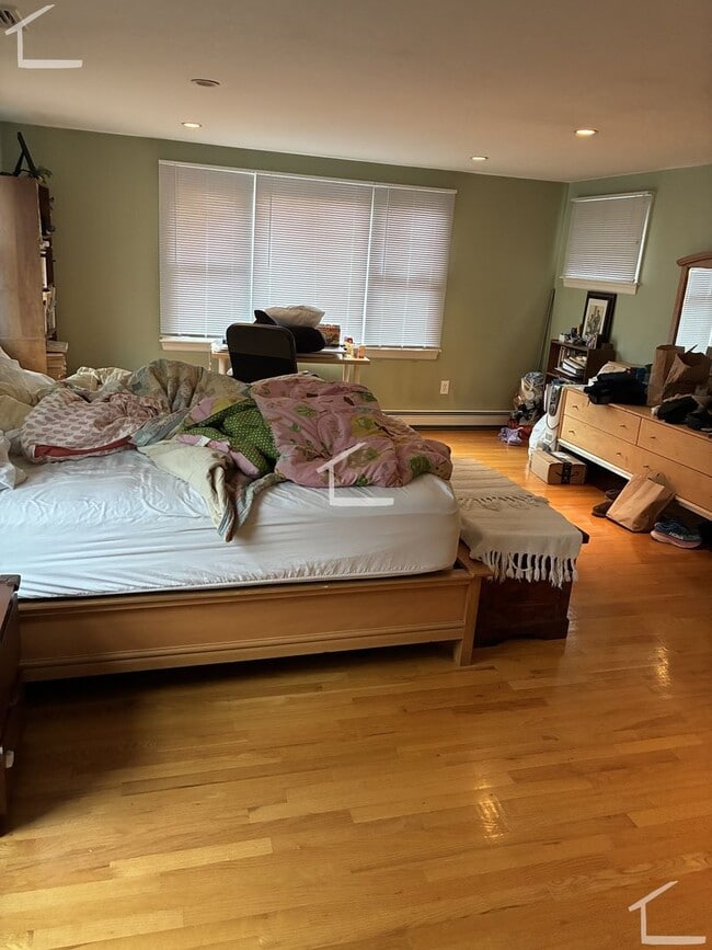 Building Photo - Large single family in Newton