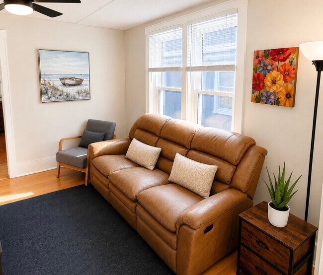 Photo - 611 W Henley St Unit Furnished Modern 3 Bedroom