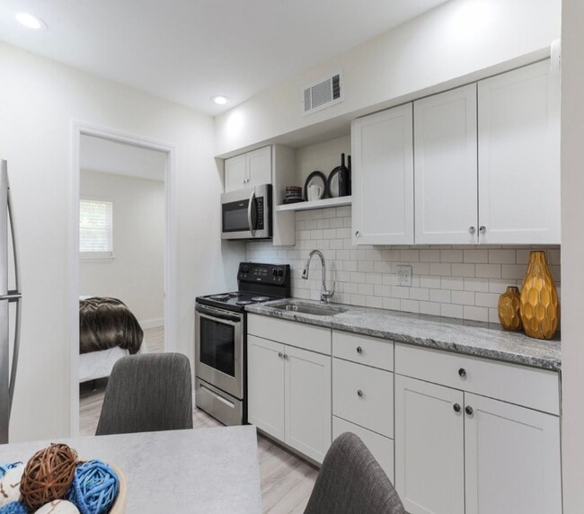 Photo - Cozy 1Bed/1Bath with natural light conveniently located in Durham, minutes from Duke! Water Inclu... Unidad 2006 House Ave,  11