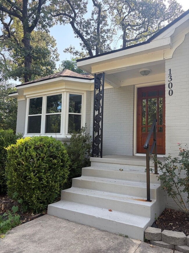 Building Photo - 1300 N Waldron Rd