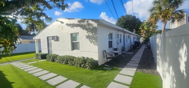 9 SW 10th St
