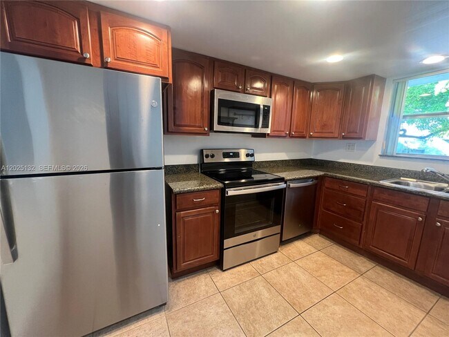 Building Photo - 9371 Fontainebleau Blvd Unit I205