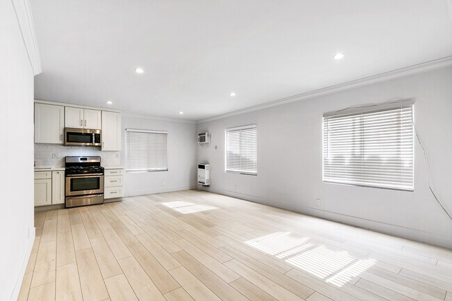 Photo - 341 N Heliotrope Dr Unit 341