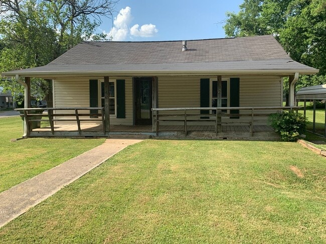 Building Photo - A quaint three bedroom one bath single family house in Five Points