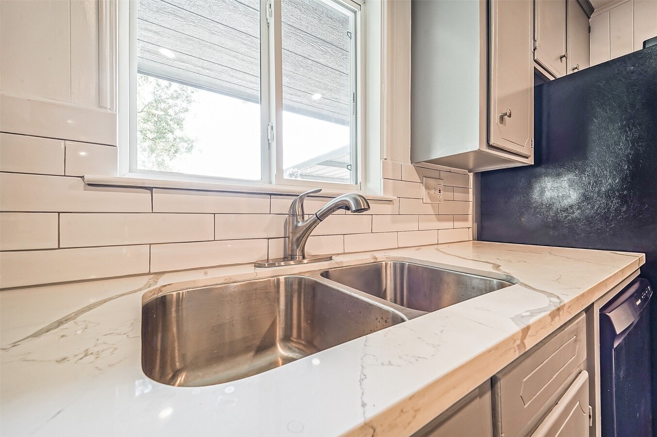 Photo - 2605 Leslie St