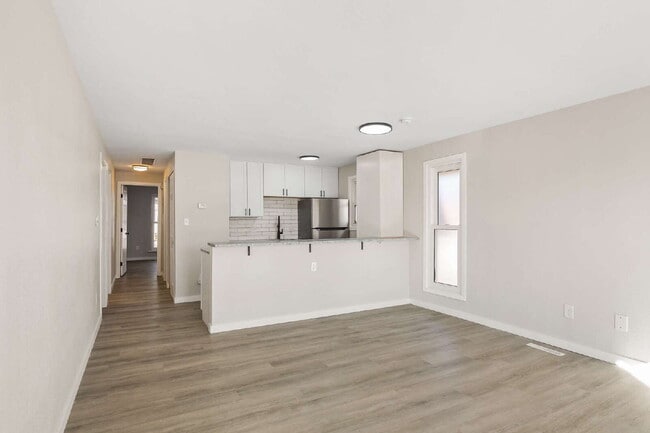 Building Photo - Updated 2 Bedroom Upstairs Apartment Unit D