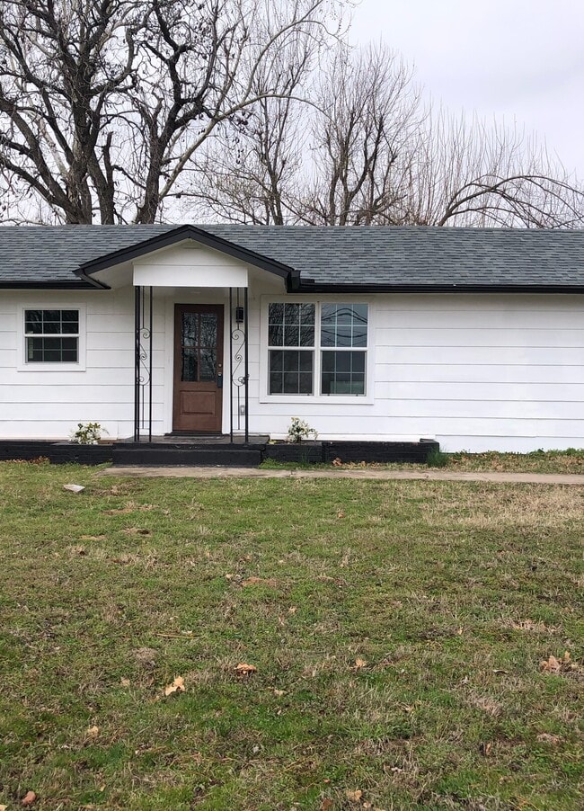 Building Photo - 2667 N Choctaw Rd