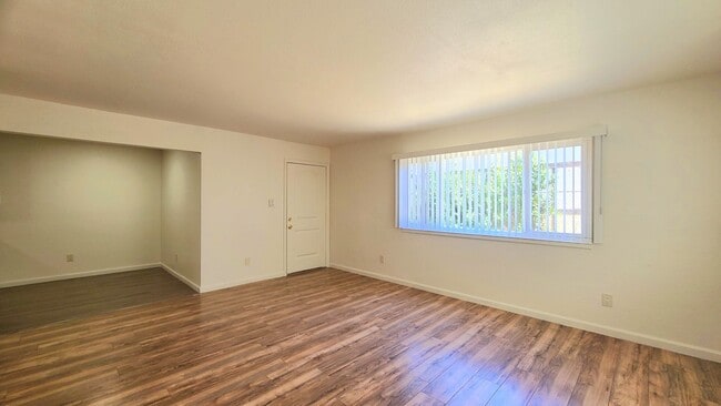 Building Photo - 4556 Ashcroft Ave Unit 41 Rental