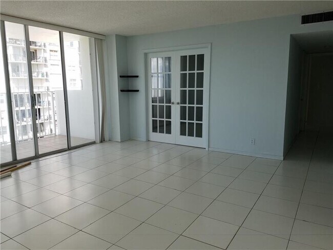 Photo - 111 Briny Ave Unidad 2011