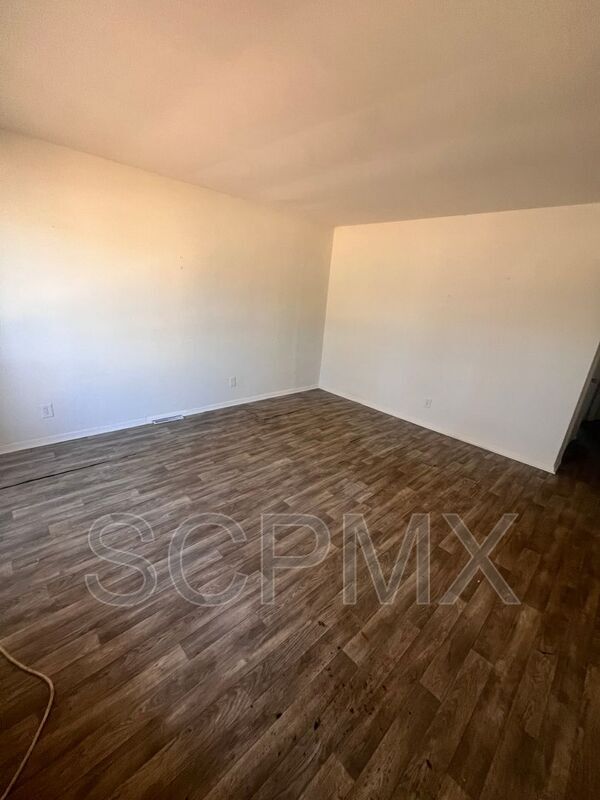 Photo - 532 Camrose Dr