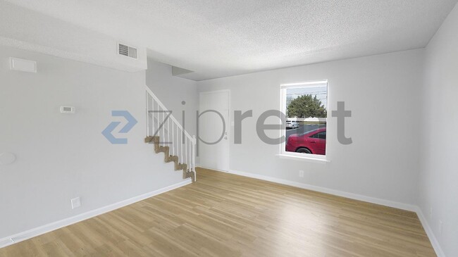 Photo - 815 Golf View Pl