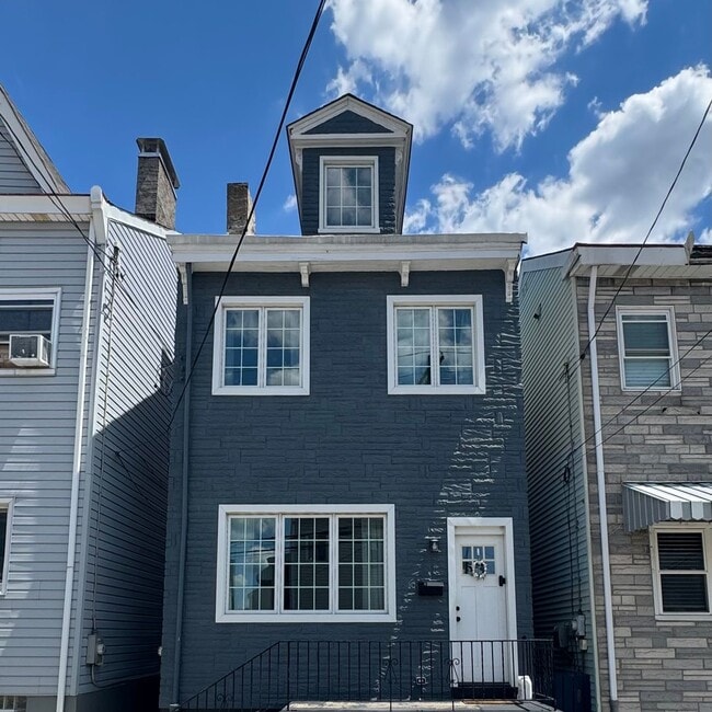 Building Photo - Gorgeous Newly Renovated Home in the Heart of Bloomfield - Available August 24th!