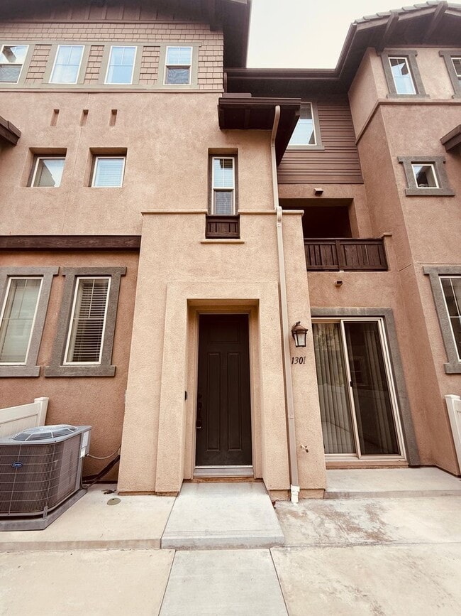 Building Photo - Stylish 3-Story Townhome in the Gated Paci...