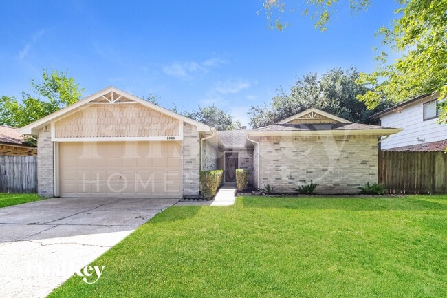 Building Photo - 1023 Huntington Dr