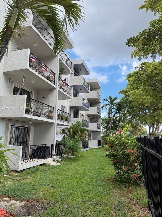 Building Photo - 3181 SW 13th St Unit 110 Rental