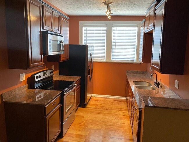 Fotografía del edificio - 2737 Riverside Ave