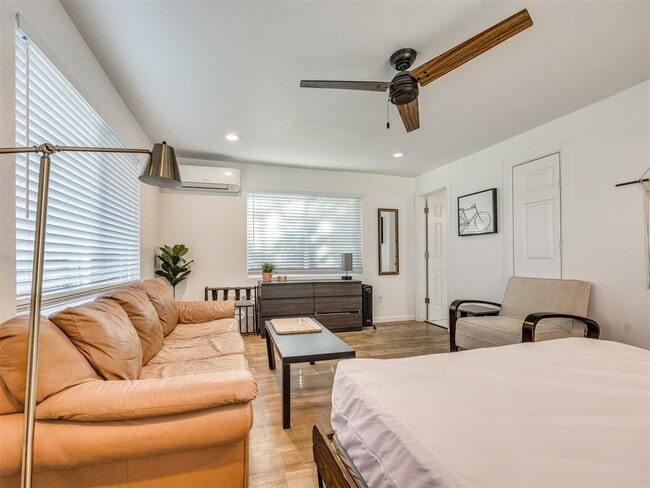 Photo - 217 E Daws St