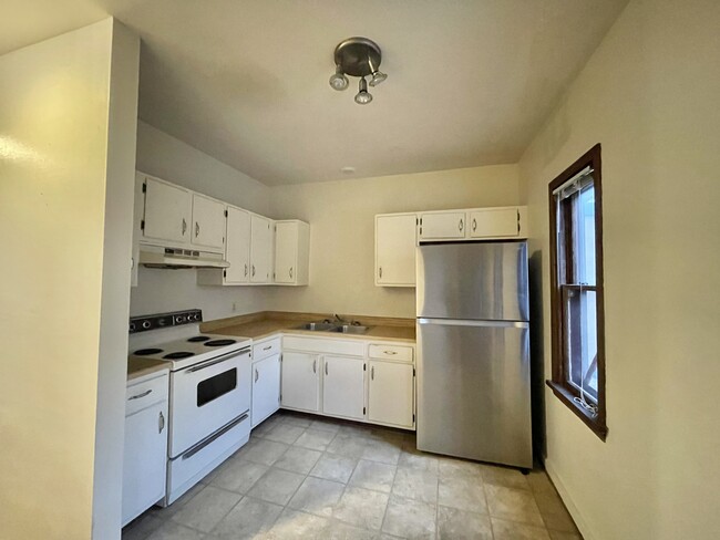 Building Photo - 652 University Ave Unit 652.5 Rental