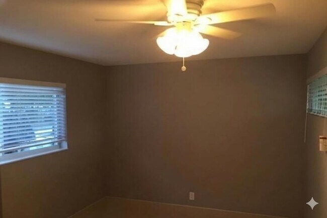 Photo - 704 NE 23rd Ave Unidad 2