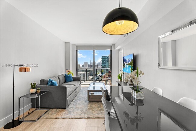 Photo - 121 NE 34th St Unidad 2003