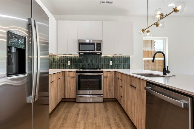 Photo - 947 SE 10th St