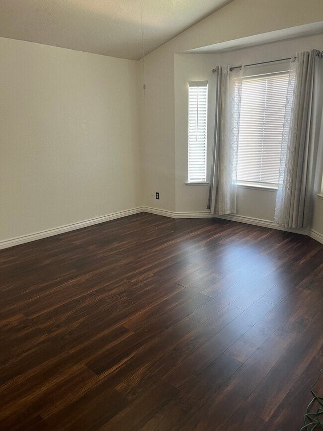 Building Photo - 999 Porter Ave