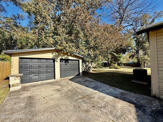 Photo - 625 Meteor St