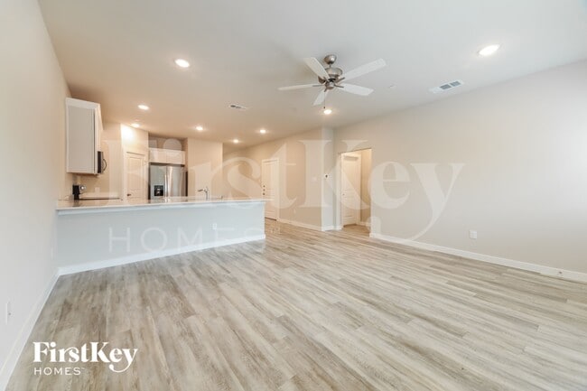 Photo - 321 Aveen Path