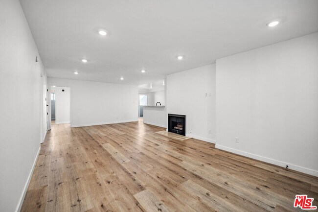 Photo - 1650 S Bentley Ave Unidad 302