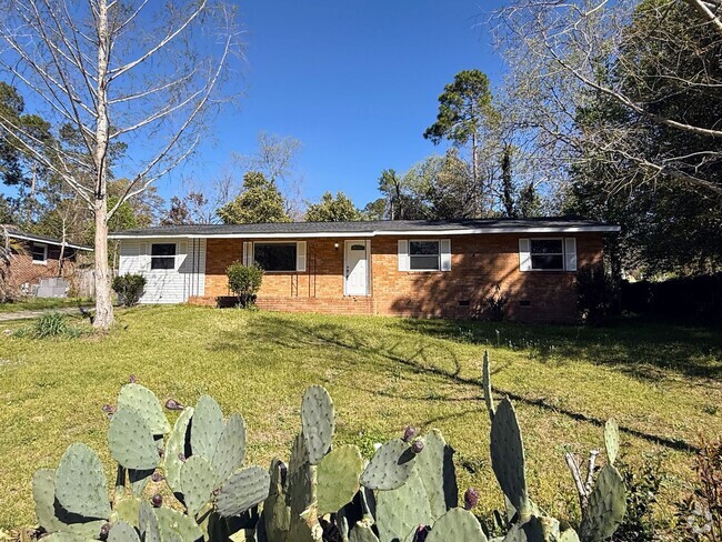 Building Photo - 4 bed, 2 bath ranch-style home just minute...