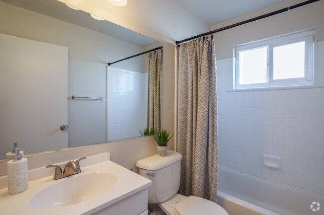 1BR, 1BA - 500SF - Bathroom