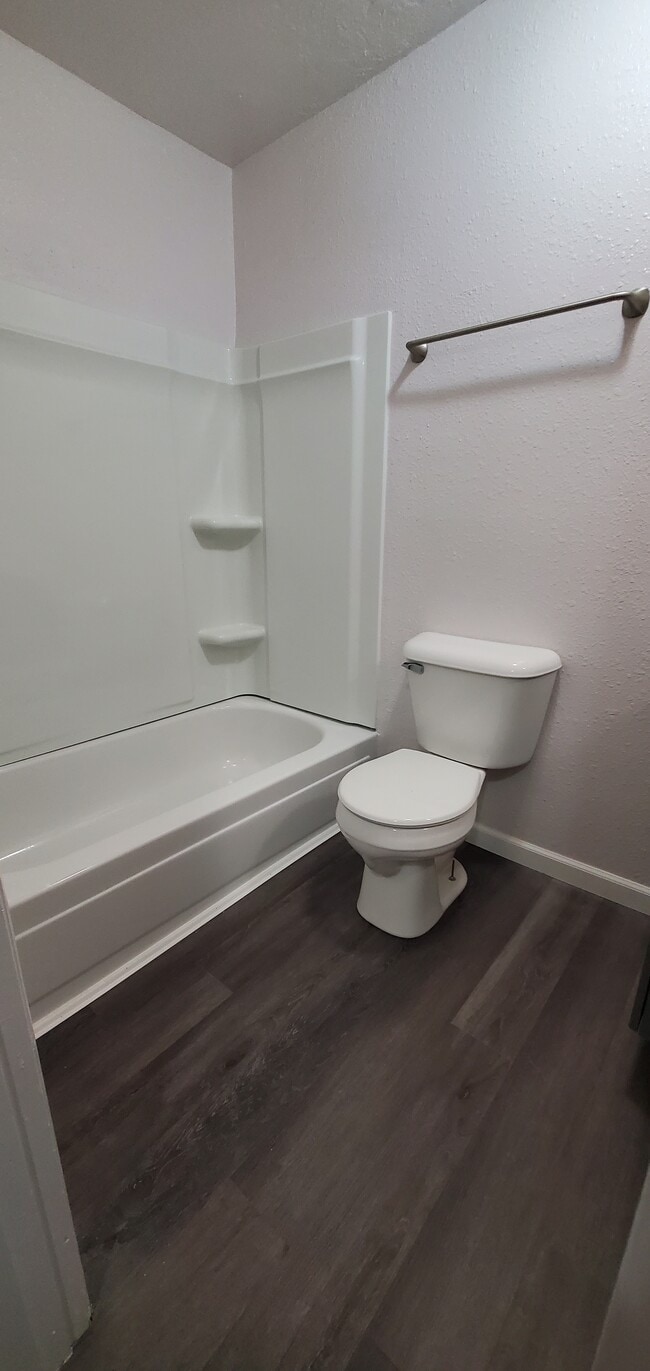 baño - 913 N Greenwood St #D Unidad D