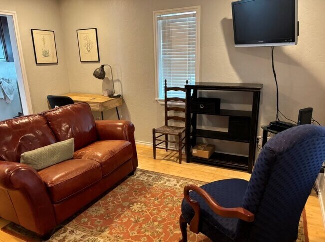 Photo - 1013 NE Mustang Dr